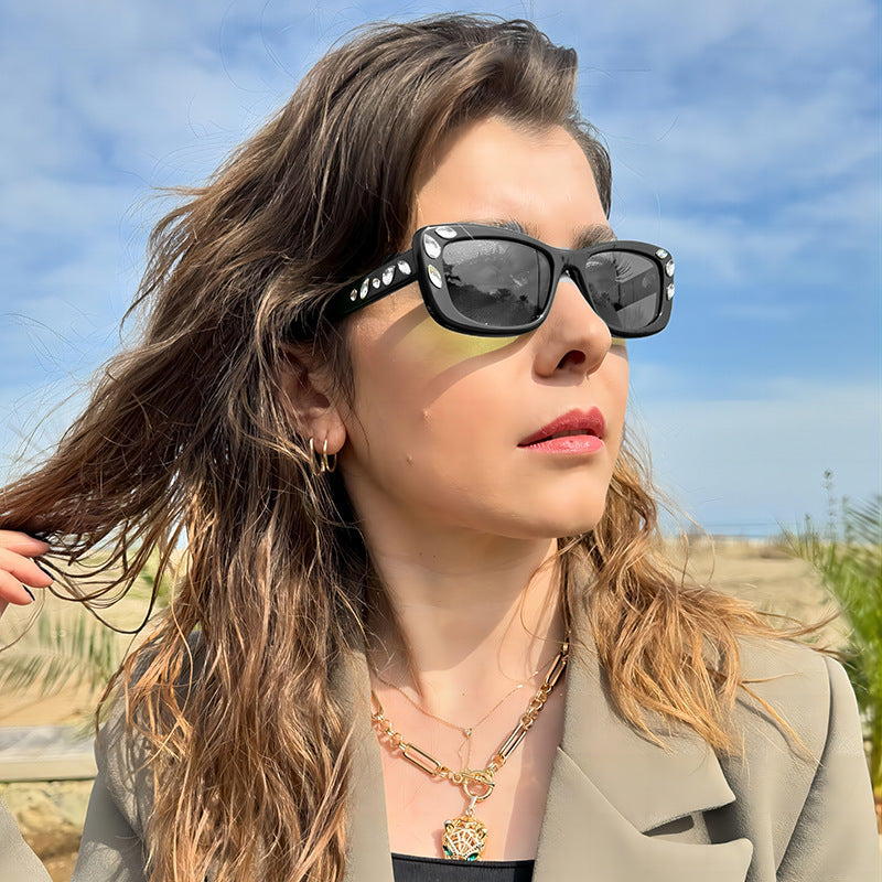 Dame moteriktig solbrille med krystallpynt Luvikno