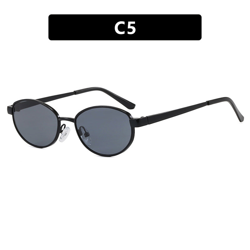 Dame moteriktig solbrille i elegant oval design med ramme i høykvalitets metall Luvikno