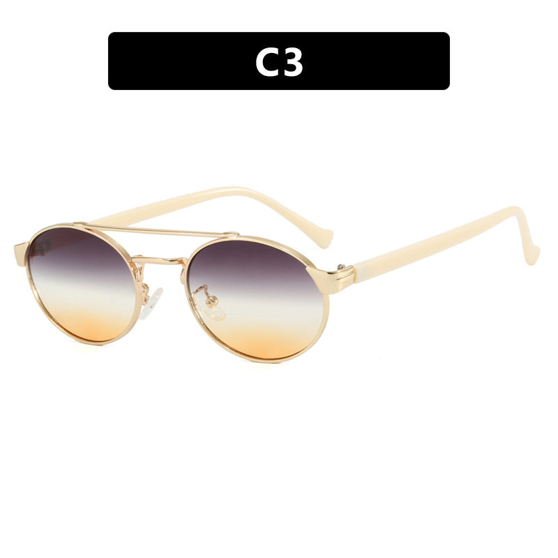 Dame moteriktig solbrille i stilfullt rundt design med gull aksenter Luvikno