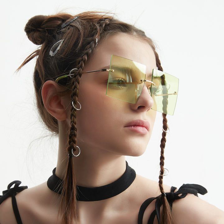 Dame moteriktig kvadratisk solbrille med brede glass og filigran metallramme Luvikno