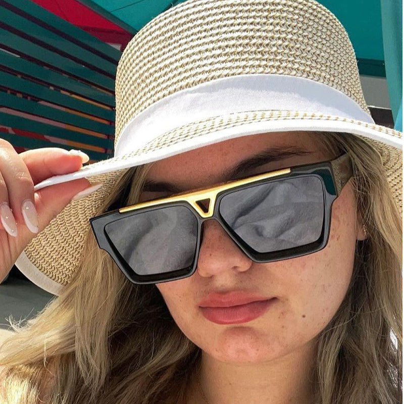 Dame moterik oversized solbrille med stilige gullaccent Luvikno