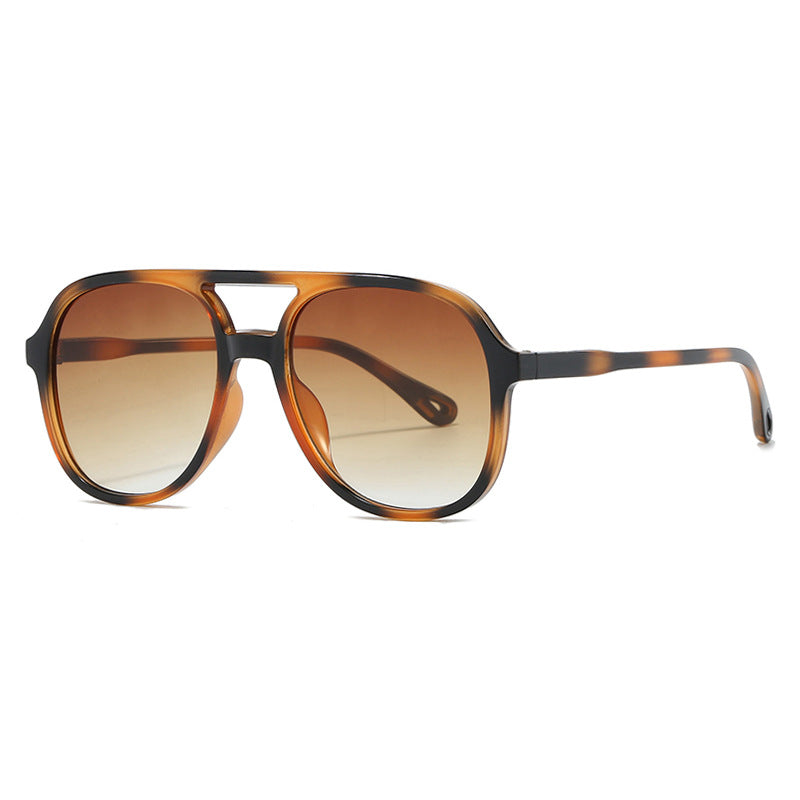 Dame moter på solbriller med en ekstraordinær firkantet ramme Luvikno