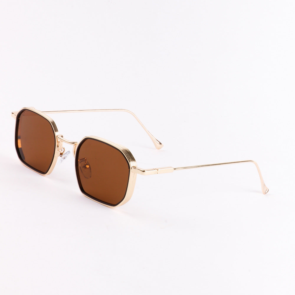 Dame moteriktig solbrille med stilfull, firkantet ramme og UV-beskyttelse Luvikno