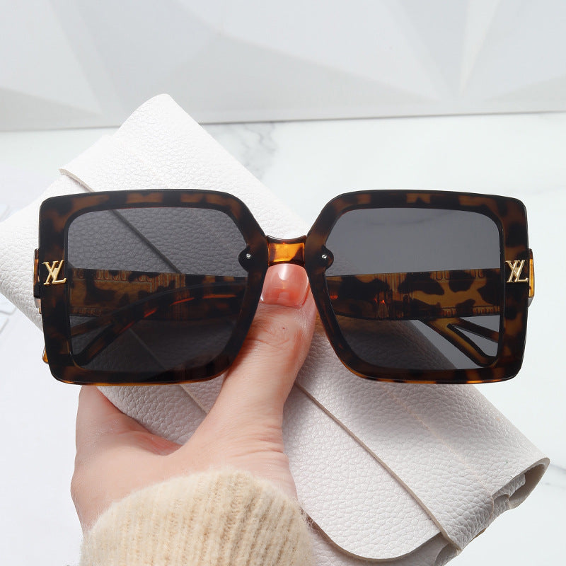 Damen moteriktig firkantet solbrille med elegant design Luvikno
