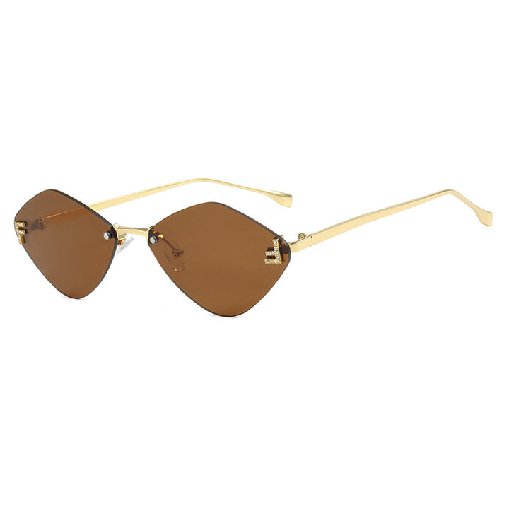Dame geometrisk solbrille i ekstravagant design med gradiertede glass Luvikno
