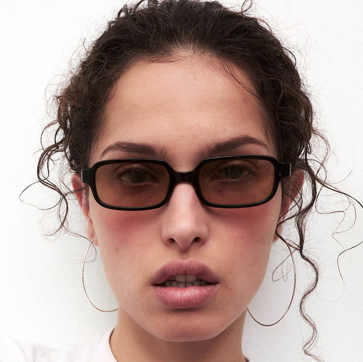 Dame solbrille i moderne, kantete design med høyt utviklede UV-beskyttelseslinser Luvikno