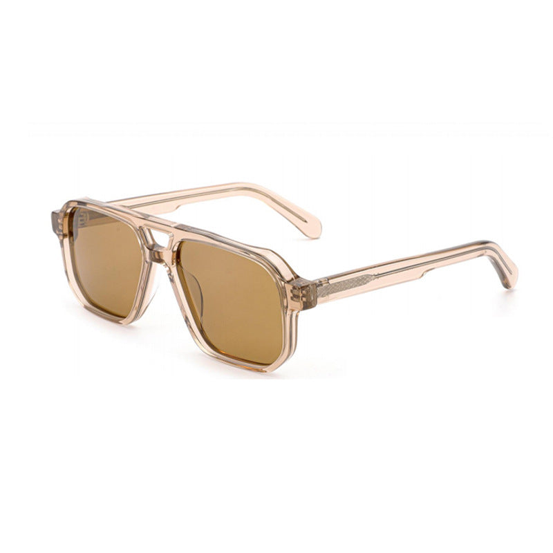 Dame solbrille i moderne, geometrisk design med robust ramme og UV-beskyttelse Luvikno