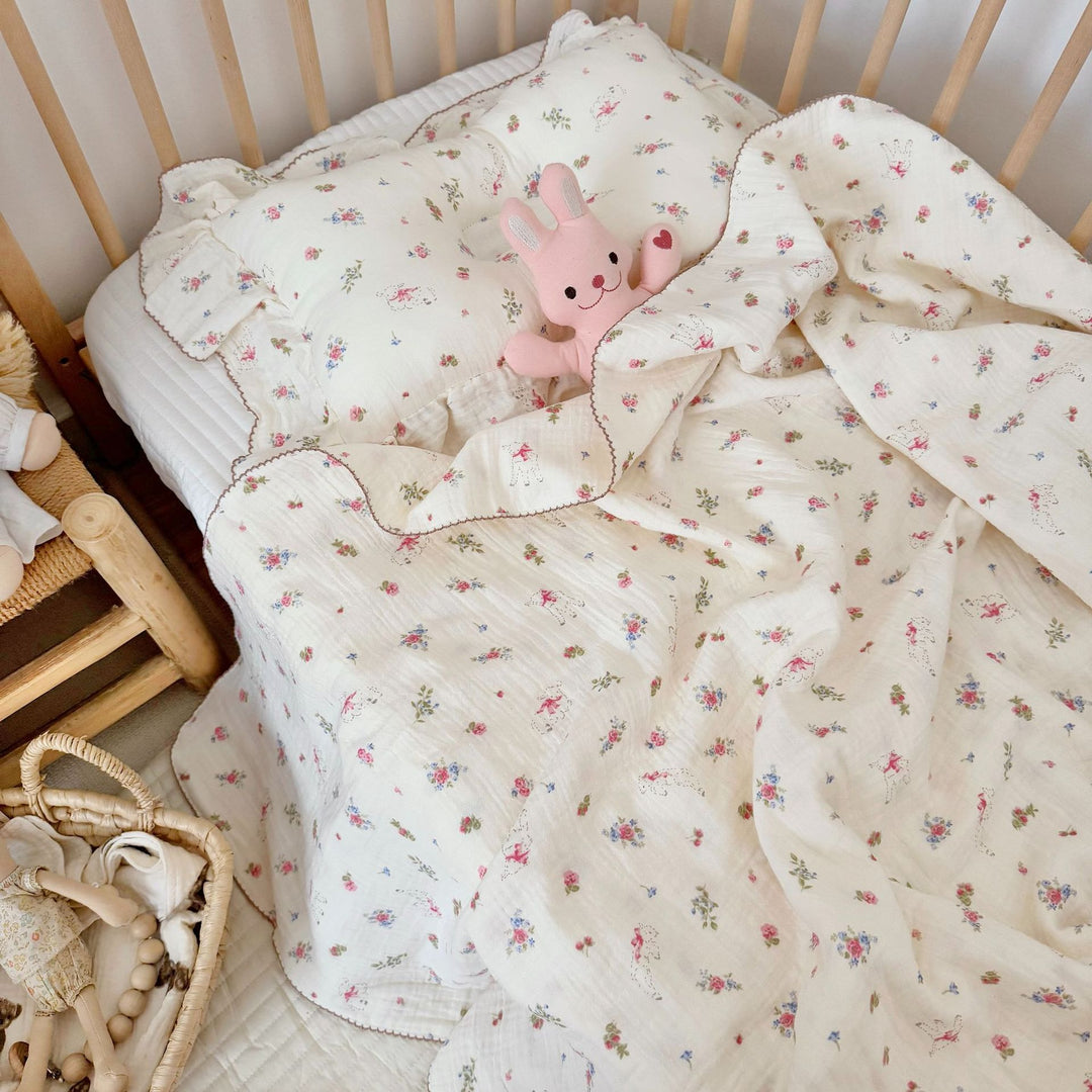 Unisex Musselinteppe med delikat blomsterdesign og elegante volanger Luvikno