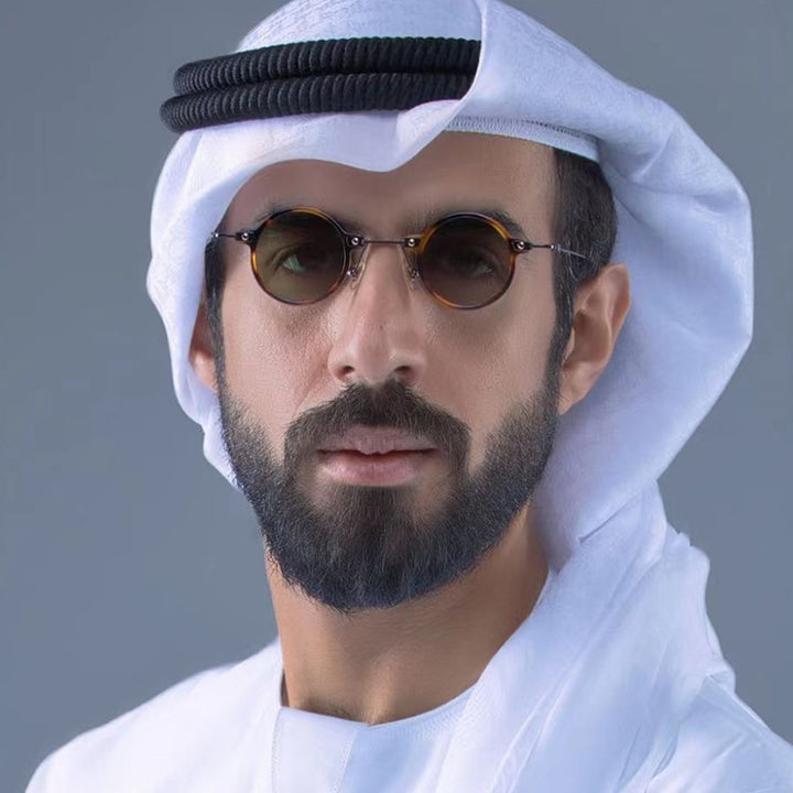 Dame rund solbrille med moderne metallramme og store blå linser Luvikno