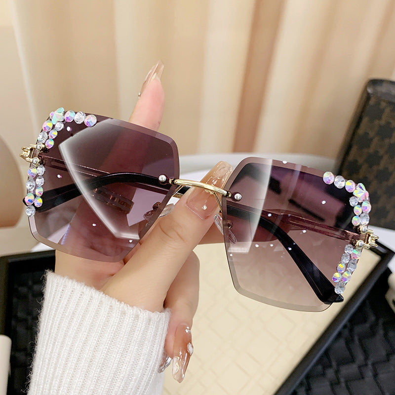 Dame solbrille med ekstravagant strassramme Luvikno