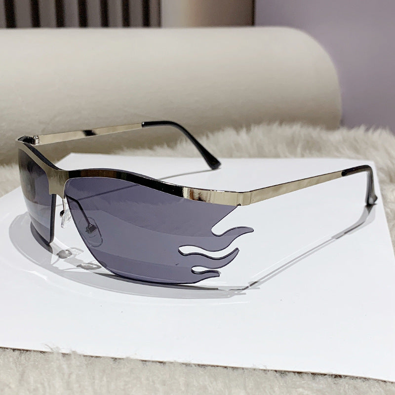 Dame trendy solbrille med innovativ flammeinnramming Luvikno
