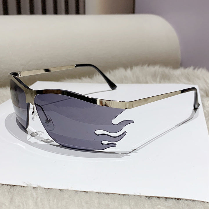Dame trendy solbrille med innovativ flammeinnramming Luvikno