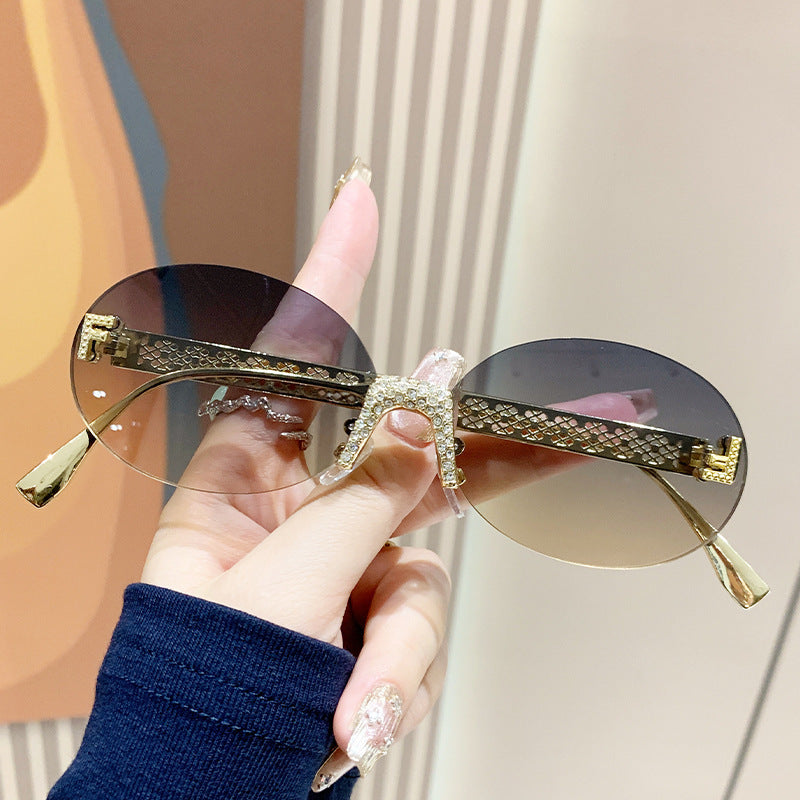 Dame solbrille med glitrende ramme og ovale glass Luvikno