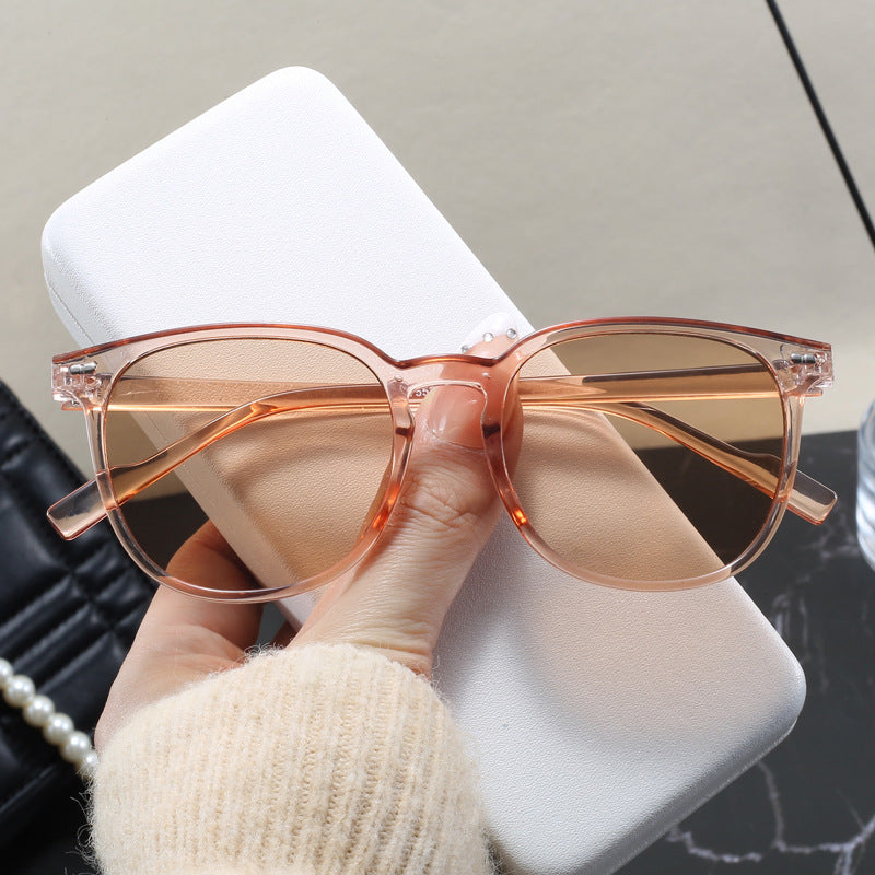 Dame stylish solbrille med transparent ramme og elegant design Luvikno