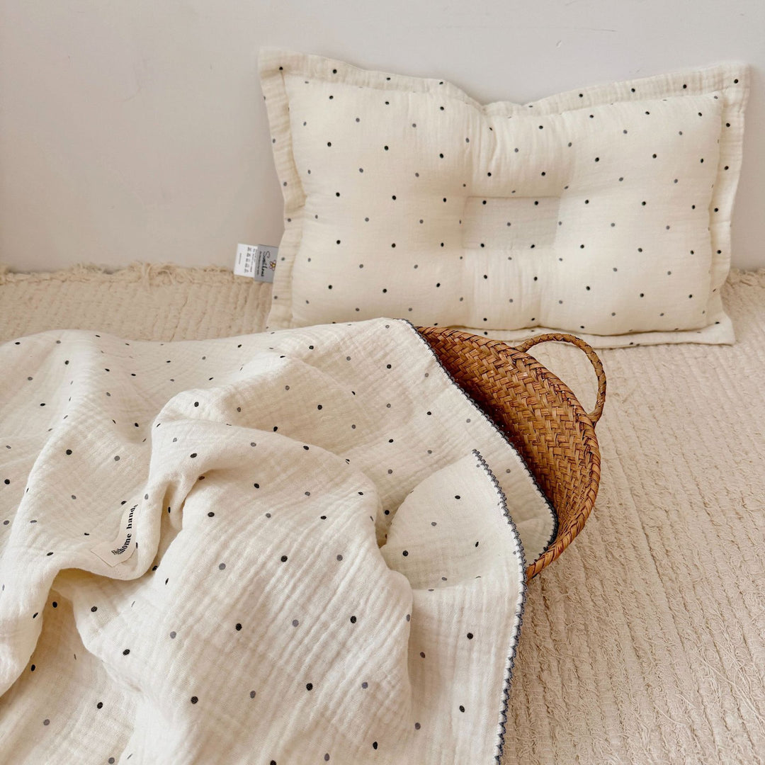 Unisex Musselinteppe med delikat blomsterdesign og elegante volanger Luvikno