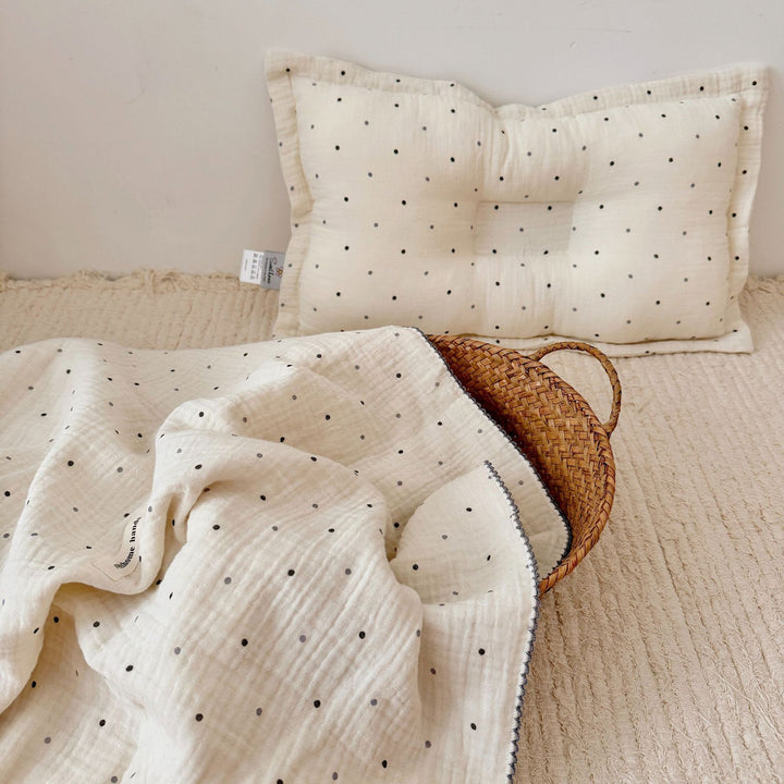 Unisex Musselinteppe med delikat blomsterdesign og elegante volanger Luvikno