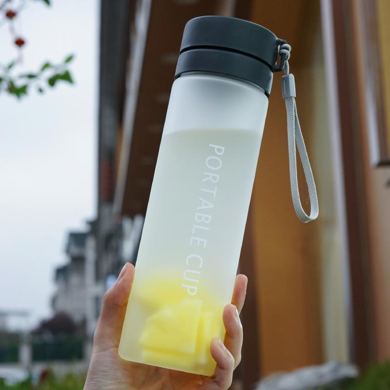 Dame drikkeflaske med innovativt lokk Luvikno