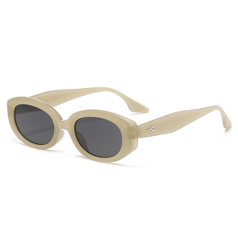 Dame moteriktig solbrille med moderne, oval ramme Luvikno