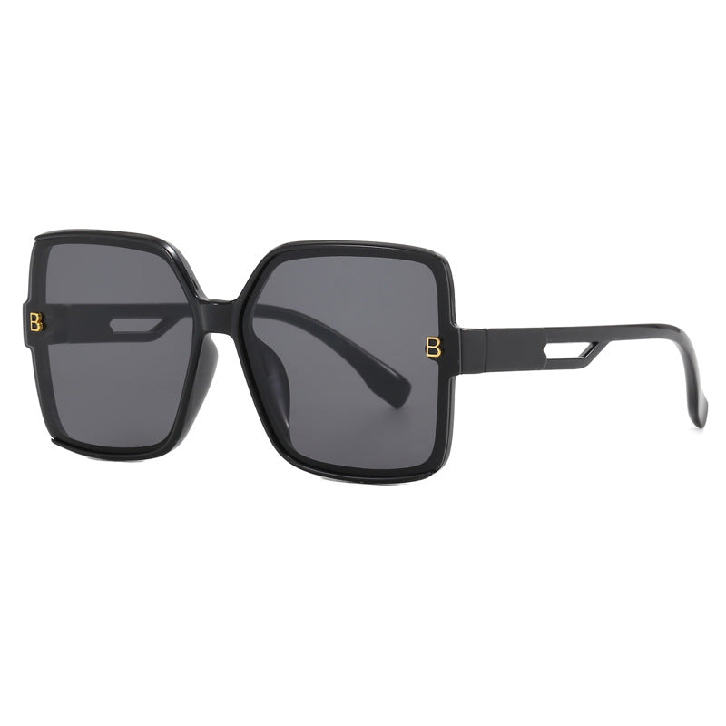 Dame moteriktig oversized solbrille med ekstravagante aksenter Luvikno