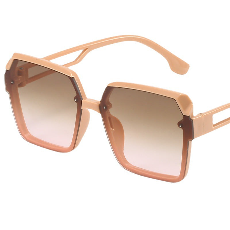 Dame moteriktig kvadratisk solbrille med filigran design Luvikno