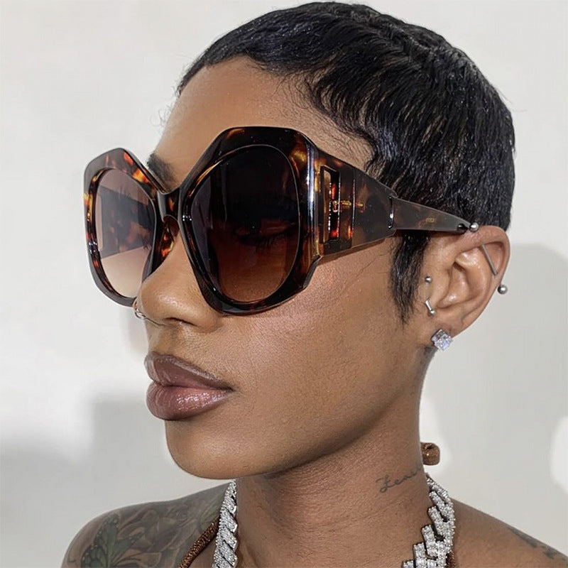 Dame oversized solbrille med futuristisk design Luvikno