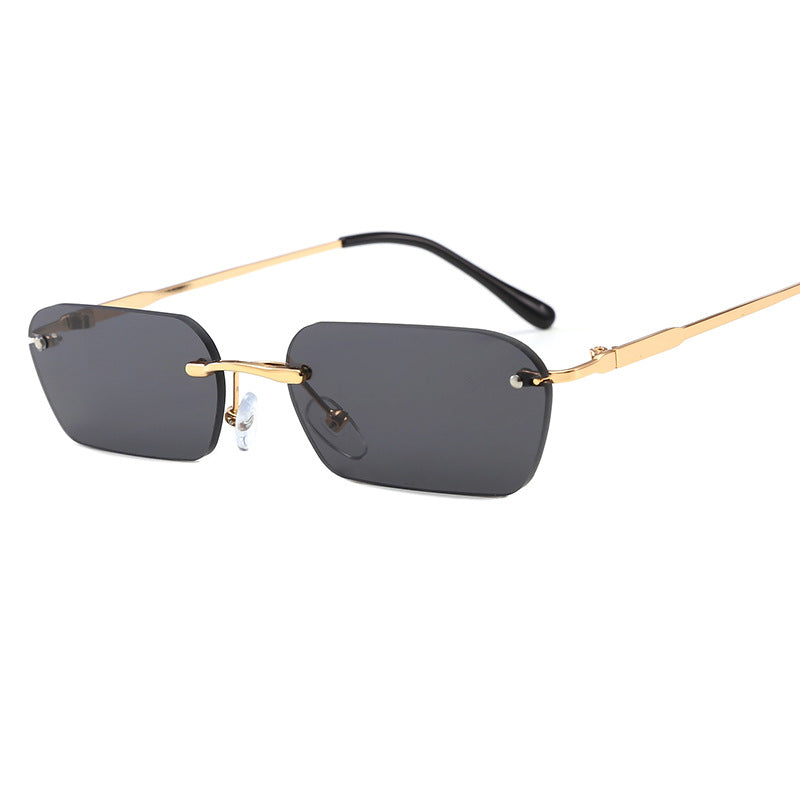 Dame moteriktig rektangulær solbrille med luksuriøs metallramme Luvikno