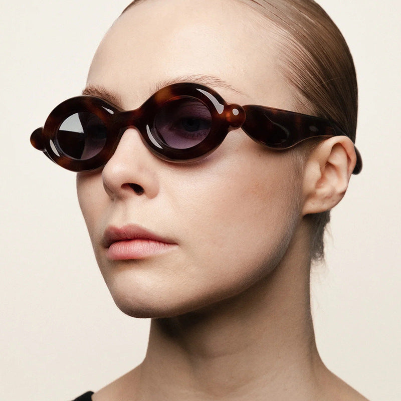 Dame solbrille i trendy retro-design med ovale glass Luvikno