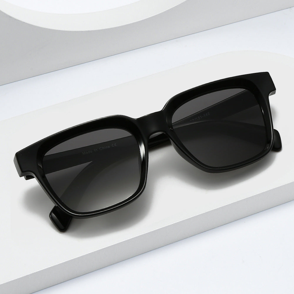 Dame elegant firkantet solbrille med UV-beskyttelse og stabil ramme Luvikno