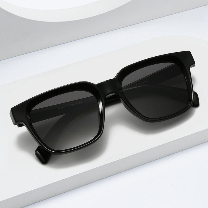 Dame elegant firkantet solbrille med UV-beskyttelse og stabil ramme Luvikno