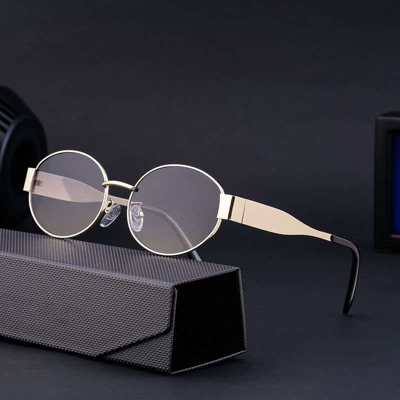 Dame moteriktig solbrille i elegant oval design Luvikno