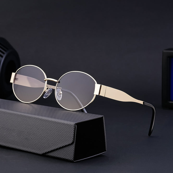 Dame moteriktig solbrille i elegant oval design Luvikno