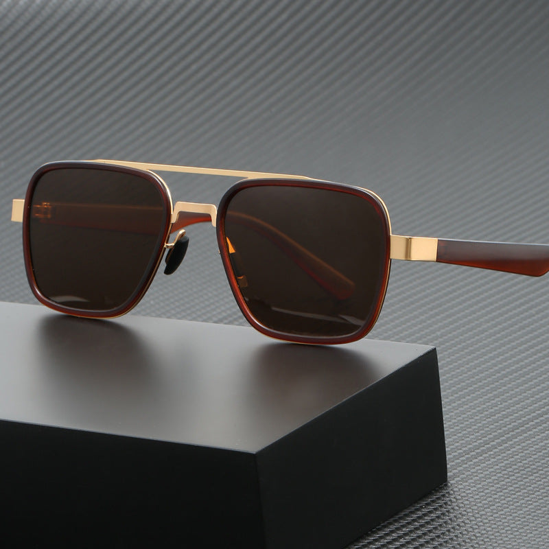 Dame moteriktig solbrille med firkantet ramme og innovative linser Luvikno