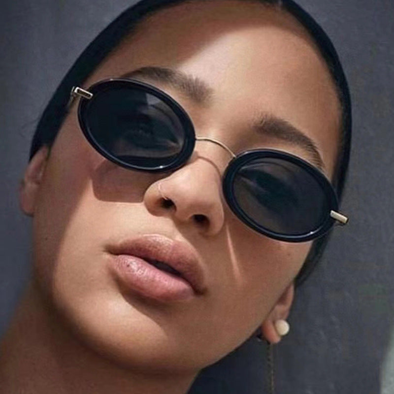 Dame moteriktig solbrille i elegant ovalt design Luvikno