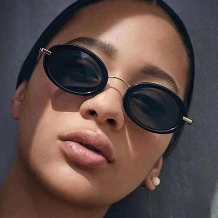 Dame moteriktig solbrille i elegant ovalt design Luvikno