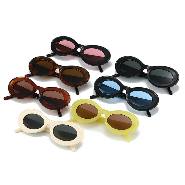 Dame moteriktig solbrille i oval design Luvikno