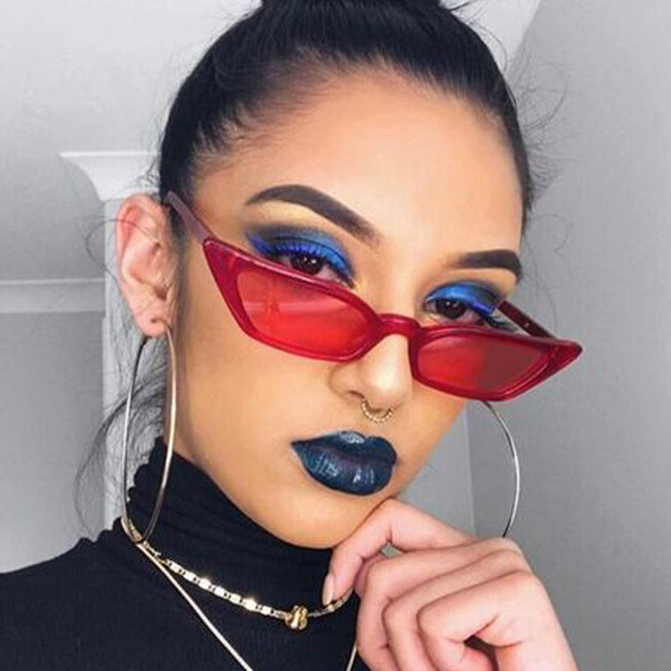 Dame geometrisk solbrille i trendy skjolddesign Luvikno