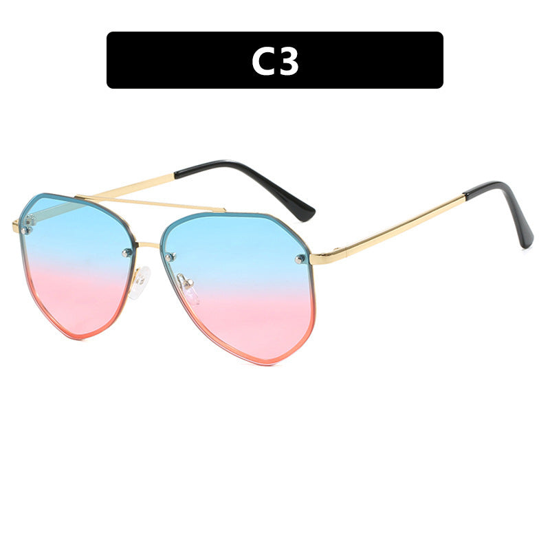 Dame geometrisk solbrille med filigran ramme Luvikno