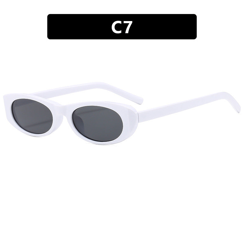 Dame moteriktig solbrille i elegant oval ramme Luvikno