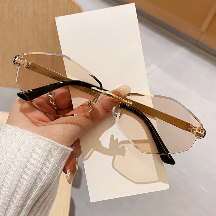 Dame Designer solbrille med heksagonal ramme og gyldne detaljer Luvikno