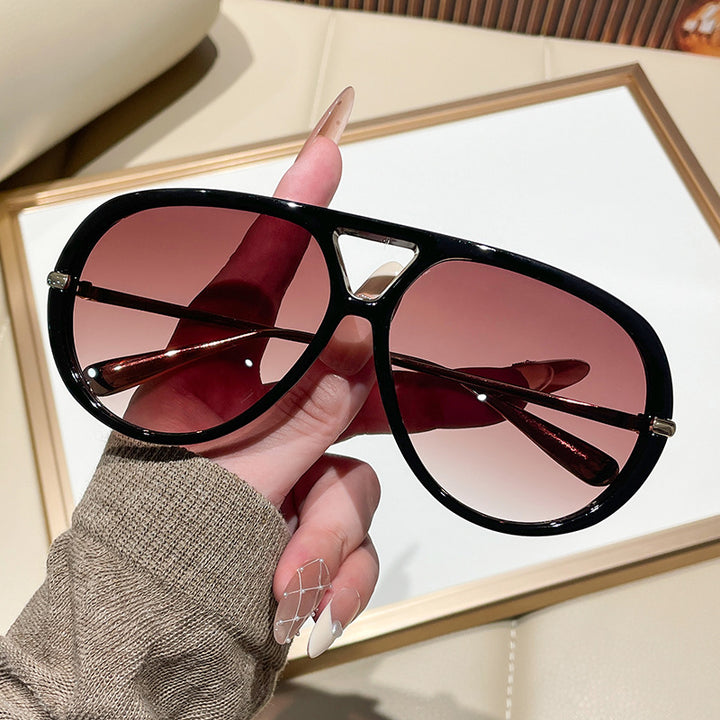 Dame solbrille i ekstravagant design med markante glass Luvikno