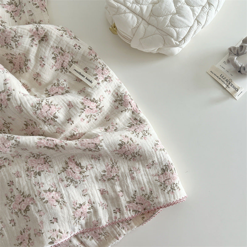 Unisex Musselinteppe med delikat blomsterdesign og elegante volanger Luvikno