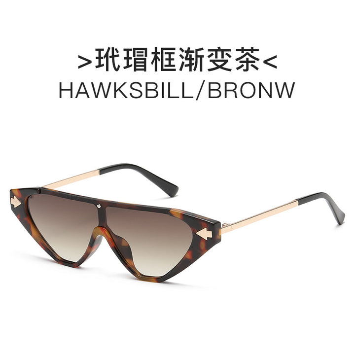 Dame futuristisk solbrille med markant design Luvikno