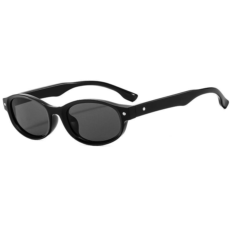 Dame moteriktig solbrille med elegant ramme Luvikno
