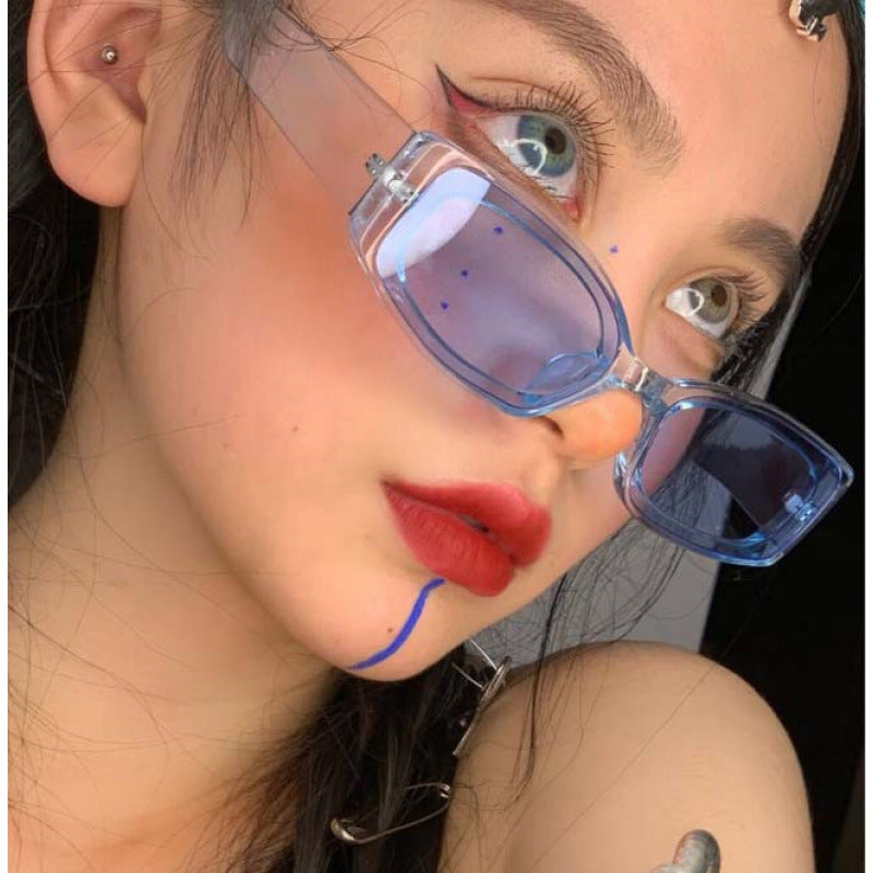 Dame mote solbrille i futuristisk transparentdesign Luvikno