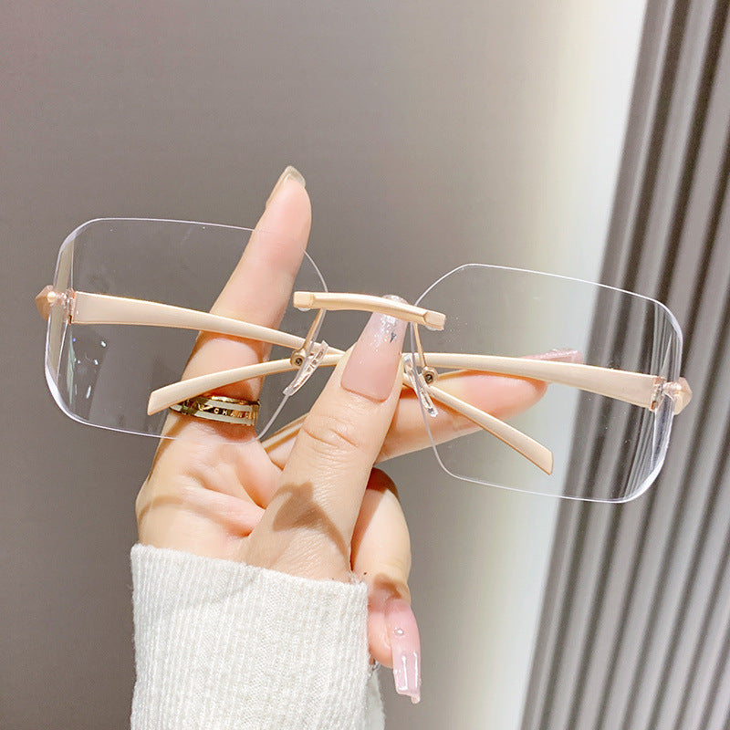 Dame moteriktig kvadratisk solbrille med dekorert metallramme Luvikno