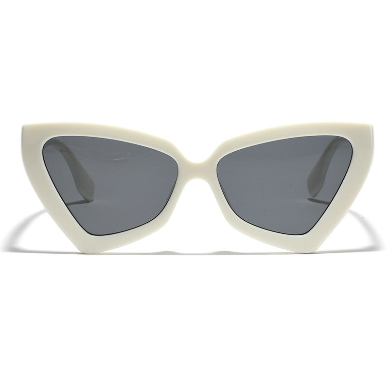 Dame Cat-Eye solbriller med speilende linser og robust ramme Luvikno