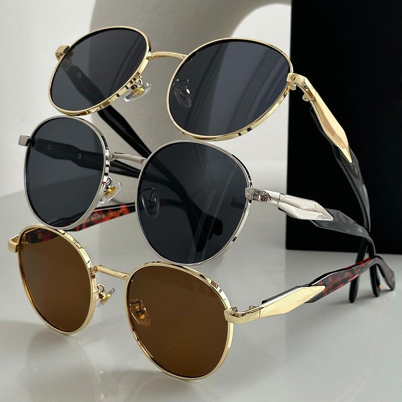 Dame rund solbrille med elegant, gullramme og UV-beskyttelse Luvikno