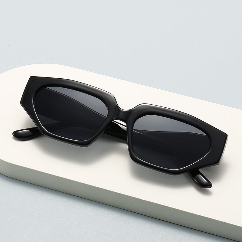 Dame Modisk solbrille i innovativ polygonal design Luvikno