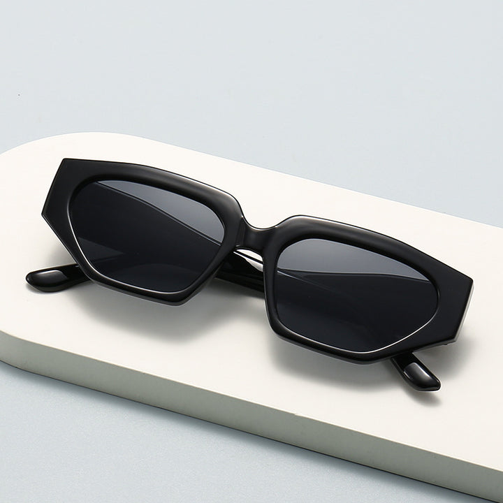 Dame Modisk solbrille i innovativ polygonal design Luvikno