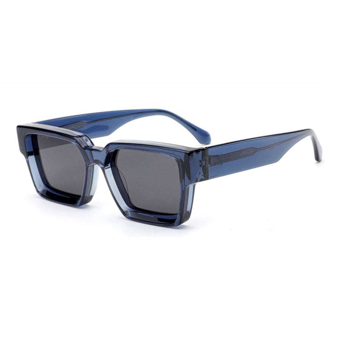 Dame moteriktig solbrille i stilfull design med bred ramme Luvikno